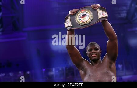 Magdebourg, Allemagne. 10 octobre 2020. Boxe: Championnat allemand de poids lourd entre P. Kadiru et R. Gorst. Peter Kadiru présente la ceinture pour le championnat allemand. Le boxeur de Hambourg Peter Kadiru est le nouveau champion allemand de poids lourds. Crédit : Ronny Hartmann/dpa-Zentralbild/dpa/Alay Live News Banque D'Images