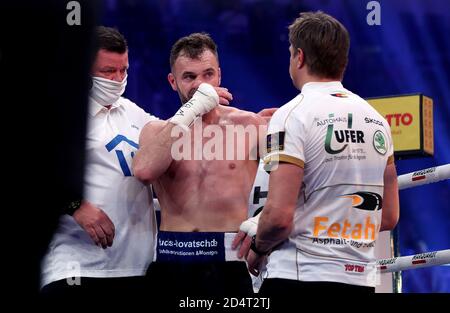 Magdebourg, Allemagne. 10 octobre 2020. Boxe : combat de championnat du monde entre D. Bösel et R. Krasniqi, championnat du monde IBO et championnat du monde WBA Interim en poids lourd léger. Dominic Bösel (M) est dans le ring après sa défaite avec l'entraîneur Dirk Dzemski (r) et Cutman Jörg Hohmann (l). Crédit : Ronny Hartmann/dpa-Zentralbild/dpa/Alay Live News Banque D'Images