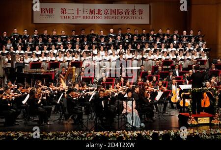 Pékin, Chine. 11 octobre 2020. Des artistes se produisent lors d'un concert d'ouverture rendant hommage à la lutte contre la COVID-19 lors du 23e Festival de musique de Beijing (BMF) à Beijing, capitale de la Chine, le 10 octobre 2020. Le 23e BMF a été lancé samedi ici. Le point fort du festival de 11 jours est une série de spectacles de musique classique sans escale qui seront exécutés en ligne et hors ligne pendant plus de 240 heures. Credit: Xinhua/Alay Live News Banque D'Images