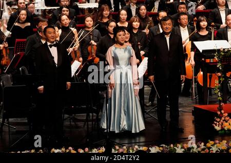 Pékin, Chine. 11 octobre 2020. Des artistes se produisent lors d'un concert d'ouverture rendant hommage à la lutte contre la COVID-19 lors du 23e Festival de musique de Beijing (BMF) à Beijing, capitale de la Chine, le 10 octobre 2020. Le 23e BMF a été lancé samedi ici. Le point fort du festival de 11 jours est une série de spectacles de musique classique sans escale qui seront exécutés en ligne et hors ligne pendant plus de 240 heures. Credit: Xinhua/Alay Live News Banque D'Images