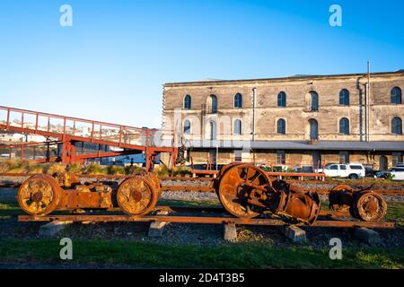 Pièces de moteurs à vapeur et entrepôt historique en pierre, Oamaru, Otago, Île du Sud, Nouvelle-Zélande Banque D'Images