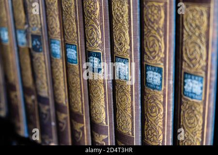 Rangée de livres anciens avec couverture marron et or Être vendu sur une vente de garage cubain à l'extérieur Banque D'Images