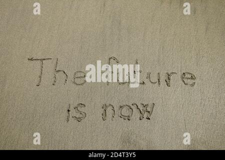 L'avenir est maintenant, le concept de technologie innovant texte écrit sur le sable Banque D'Images