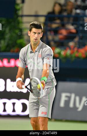 DUBAÏ, Émirats arabes Unis, 27 février 2014. Novak Djokovic sert contre Roger Federer dans les demi-finales des Championnats de tennis duty Free de Dubaï. Federer a gagné 3-6 Banque D'Images