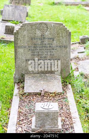 Pierre de tête, pierre tombale sur la tombe du pilote de l'officier de vol de la RAF Lionel Millikin à l'église St Laurence & All Saints. S'est écrasé Gloster Meteor jet à Westcliff Banque D'Images