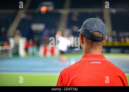 DUBAÏ, Émirats arabes Unis, 27 février 2014. Un joueur de ligne regarde un match aux Championnats de tennis duty Free de Dubaï. Banque D'Images