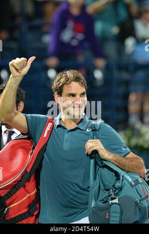 DUBAÏ, Émirats arabes Unis, 27 février 2014. Roger Federer sourit à la foule après sa victoire contre Novak Djokovic dans les quarts de finale du Dubai Duty Free te Banque D'Images