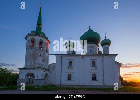 L'ancienne église de la Nativité de Jean-Baptiste en gros plan au début de juin matin. Staraya Ladoga, Russie Banque D'Images