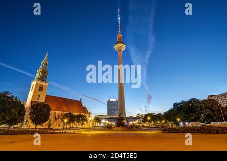 La célèbre Alexanderplatz de Berlin avec le Marienirche et le Tour de télévision à l'aube Banque D'Images