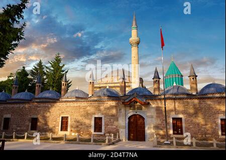 Le mur extérieur sera de petits loges dervish en dôme du musée Mevlâna, le mausolée de Jalal ad-DIN Muhammad Rumi, un mystique soufi aussi connu sous le nom de Mevlân Banque D'Images