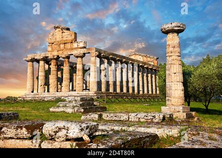 L'ancien temple grec dorique d'Athena de Pastum construite vers 500 avant J.-C.. Le site archéologique de Paestum, Italie. Banque D'Images