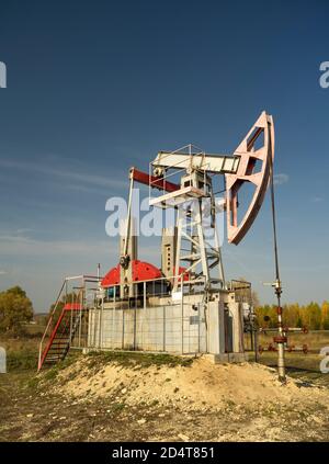 Engins de forage pétrolier qui se balançant sur le champ pétrolier près de la route. Plate-forme pétrolière. Équipement de l'industrie pétrolière. Banque D'Images