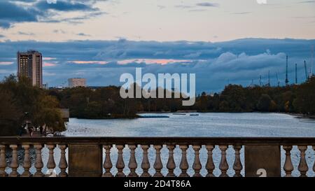 Coucher de soleil vue sur la Serpentine depuis le sommet de la Serpentine Pont à Hyde Park Banque D'Images