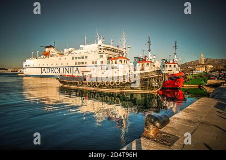 Remorqueurs et ferry dans le port de Split, Croatie Banque D'Images