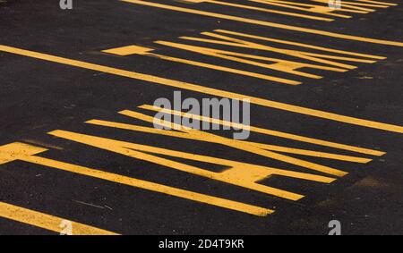 taxi parking ligne jaune sur l'asphalte Banque D'Images