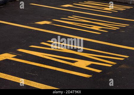 taxi parking ligne jaune sur l'asphalte Banque D'Images