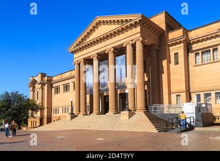 La Bibliothèque d'État de la Nouvelle-Galles du Sud à Sydney, en Australie. L'entrée de l'aile Mitchell (1910), un bâtiment en grès avec des colonnes imposantes Banque D'Images