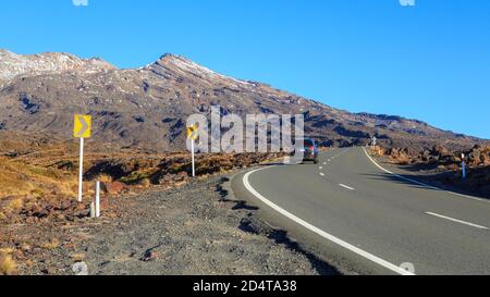 La route vers le Mont Ruapehu, Nouvelle-Zélande. La première neige de la saison apparaît sur les pistes Banque D'Images