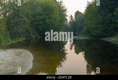 Backwater avec banc de sable sur une petite rivière ukrainienne Vorskla à fin de la saison estivale Banque D'Images