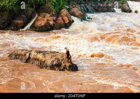 Pêcheur laotien pêchant sur le rapide sur le Mékong. Cascade Li Phi. Champasak, sud du Laos. Banque D'Images