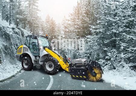 Souffleuse à neige pour le traitement antigivrage des routes d'hiver. Banque D'Images