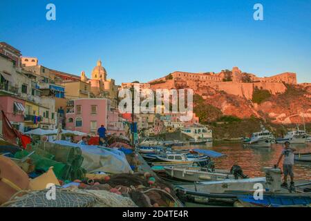 Procida, province de Naples, Campanie, Italie. Île de Procida, vue panoramique sur Terra Murata et Marina di Corricella. Banque D'Images