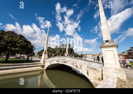 Ancien pont avec des obélisks à Prato della Valle, célèbre place de la ville de Padoue, l'un des plus grands d'Europe. Vénétie, Italie. Banque D'Images