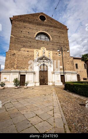 Façade de la basilique médiévale de Santa Maria del Carmine (XIIe-XVIe siècle) dans le centre-ville de Padoue, Piazza Francesco Petrarca, Vénétie, Italie, Europe. Banque D'Images