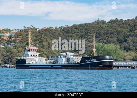 À un point de ravitaillement en carburant à Georges Head, dans le port de Sydney, en Australie, un navire de soute ravitaillera avant de transporter du carburant en vrac vers des navires de plus grande taille Banque D'Images