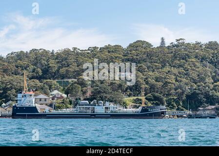 À un point de ravitaillement en carburant à Georges Head, dans le port de Sydney, en Australie, un navire de soute ravitaillera avant de transporter du carburant en vrac vers des navires de plus grande taille Banque D'Images