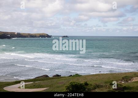 Newquay,Cornwall,11 octobre 2020,la RNLI avait trois bateaux-côtes en veille sur la mer tandis que Surfers apprécient les hautes vagues qui arrivent à Fistral Beach à Cornwall. La foule regardait depuis la plage. Les gens voyagent de tout le pays pour monter sur les célèbres vagues.Credit: Keith Larby/Alay Live News Banque D'Images