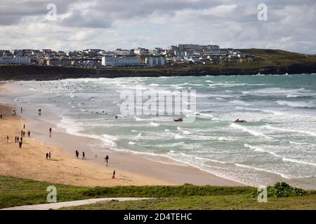 Newquay,Cornwall,11 octobre 2020,la RNLI avait trois bateaux-côtes en veille sur la mer tandis que Surfers apprécient les hautes vagues qui arrivent à Fistral Beach à Cornwall. La foule regardait depuis la plage. Les gens voyagent de tout le pays pour monter sur les célèbres vagues.Credit: Keith Larby/Alay Live News Banque D'Images