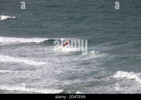 Newquay,Cornwall,11 octobre 2020,la RNLI avait trois bateaux-côtes en veille sur la mer tandis que Surfers apprécient les hautes vagues qui arrivent à Fistral Beach à Cornwall. La foule regardait depuis la plage. Les gens voyagent de tout le pays pour monter sur les célèbres vagues.Credit: Keith Larby/Alay Live News Banque D'Images