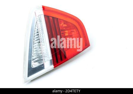 Signal d'arrêt de phare élégant en verre transparent blanc et rouge sur fond blanc isolé dans un studio photo. Détail pour le remplacement et sal Banque D'Images