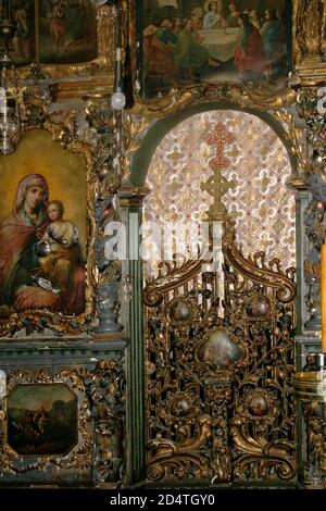 Monastère de Zamfira, Roumanie. Vieux Bemothyra (portes du Sanctuaire) et iconostase, avec des tableaux du XIXe siècle de N. Grigorescu. Banque D'Images