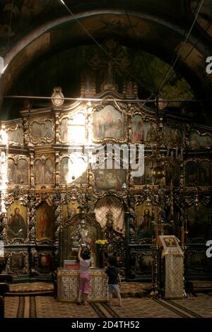 Monastère de Zamfira, Roumanie. Iconostase de l'église chrétienne orthodoxe du XVIIIe siècle. Banque D'Images