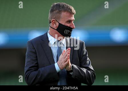 Stephen Kenny, directeur de la République d'Irlande, inspecte le terrain avant le 4 match de la Ligue B du Groupe des Nations de l'UEFA au stade Aviva, à Dublin. Banque D'Images