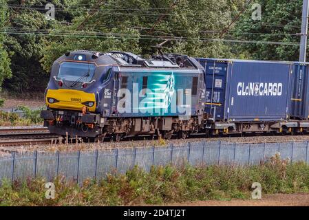 Services ferroviaires directs classe 88 locomotive bi-mode Bo électro-diesel 88003 'Genesis à Winwick sur la ligne de Mim de la côte ouest. Banque D'Images