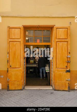 Entrée de la plus ancienne Bodega bar, Antigua Casa de Guardia ou casa Flores à Malaga, Andalousie, Espagne. Banque D'Images