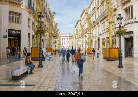 Octobre 2020, Noël lumières décoration, moitié monté, Calle Larios, à la journée, Malaga ville, Andalousie, Espagne. Banque D'Images