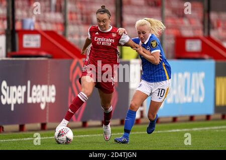 Katie McCabe d'Arsenal (à gauche) et Inessa Kaagman de Brighton et Hove Albion se battent pour le ballon lors du match de la Super League des femmes FA au Broadfield Stadium de Brighton. Banque D'Images