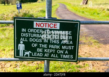 Panneau des règles du parc Red Deer Rut et panneau de signalisation dans le parc national Killarney, comté de Kerry, Irlande Banque D'Images