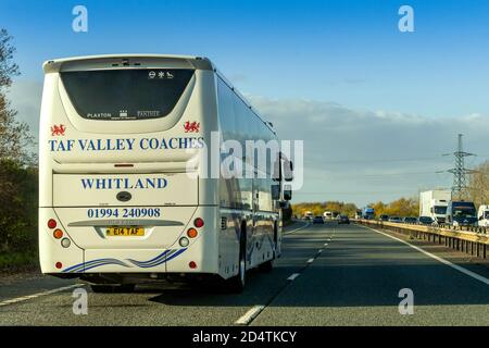 AVON, ANGLETERRE - NOVEMBRE 2018 : conduite en autocar sur la voie intérieure de l'autoroute M4 près de Bristol. Banque D'Images