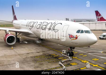 Aéroport de Londres Heathrow: Virgin Atlantic Airways Airbus A330 au terminal Banque D'Images