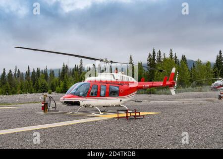 CANMORE, ALBERTA, CANADA - Juin 2018 : hélicoptère Bell 206 Longranger exploité par Alpine Helicopters depuis sa base à Canmore, Banque D'Images