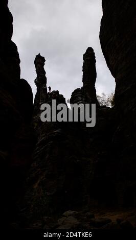 Bielatal, Allemagne. 11 octobre 2020. Les grimpeurs grimpent la petite colonne Hercules dans le Bielatal en Suisse saxonne. Credit: Robert Michael/dpa-Zentralbild/ZB/dpa/Alay Live News Banque D'Images