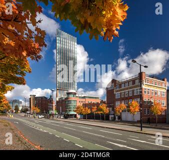 Vue extérieure de jour d'automne de la tour Hadrien à Newcastle upon Tyne, Tyne and Wear, Angleterre, Royaume-Uni Banque D'Images