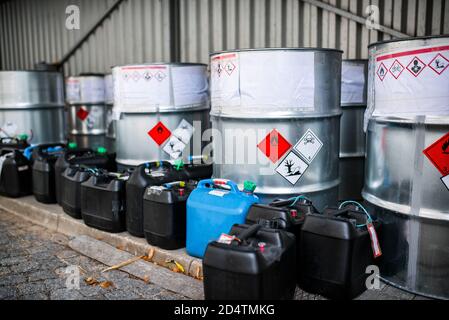 Le stockage des déchets toxiques et des produits chimiques dans des bidons métalliques Dans les locaux d'usine d'une usine chimique / toxique usine de déchets chimiques Banque D'Images