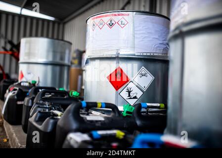 Le stockage des déchets toxiques et des produits chimiques dans des bidons métalliques Dans les locaux d'usine d'une usine chimique / toxique usine de déchets chimiques Banque D'Images