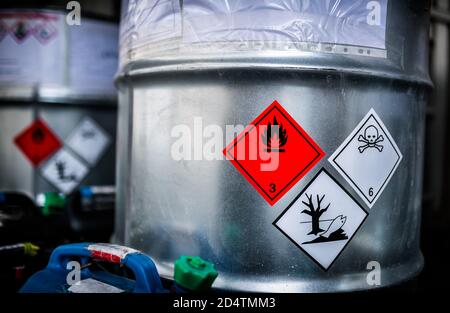 Le stockage des déchets toxiques et des produits chimiques dans des bidons métalliques Dans les locaux d'usine d'une usine chimique / toxique usine de déchets chimiques Banque D'Images